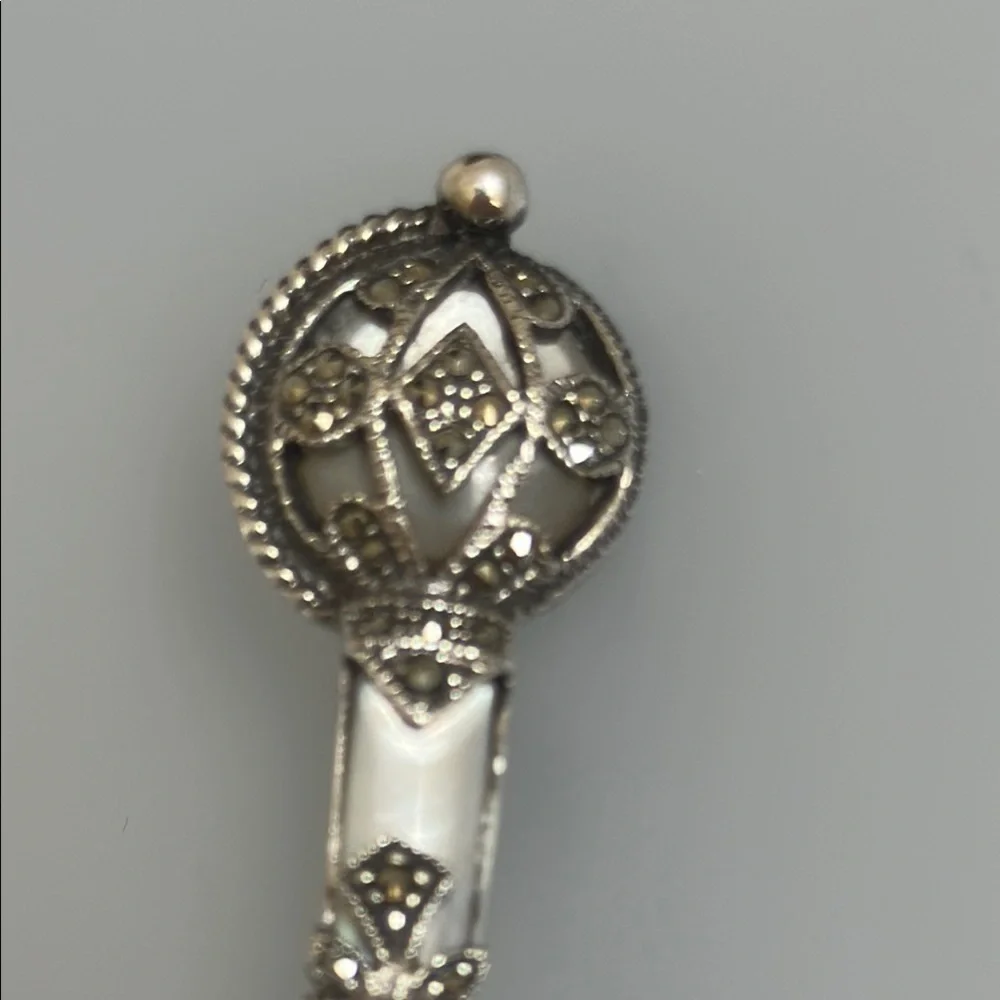 925 Sterling Silver this elegant
